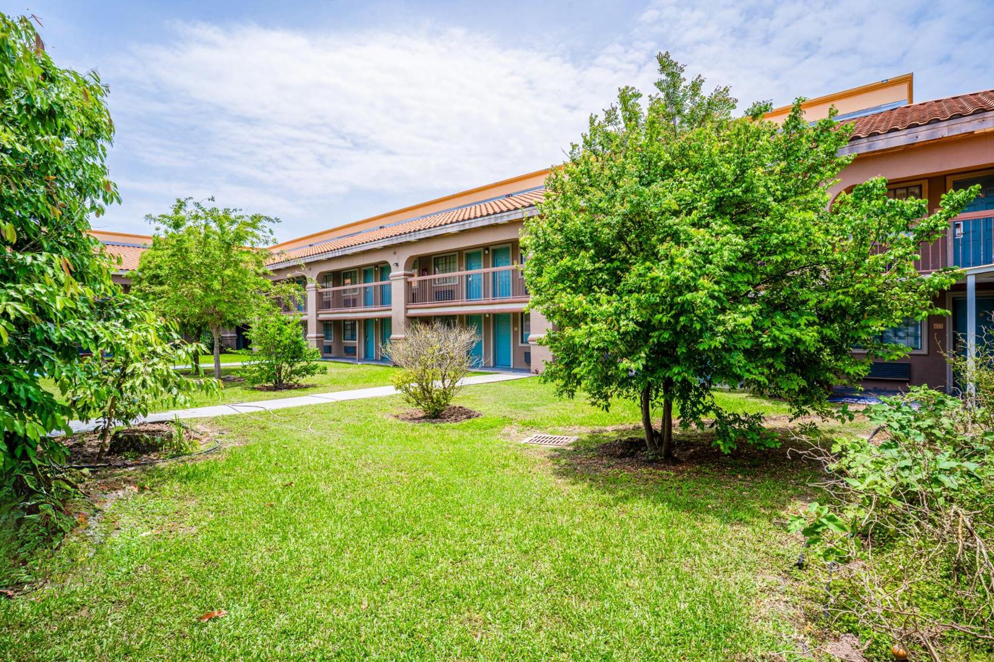 Lone Star Inn & Suites By Oyo Harlingen Tx Exterior photo