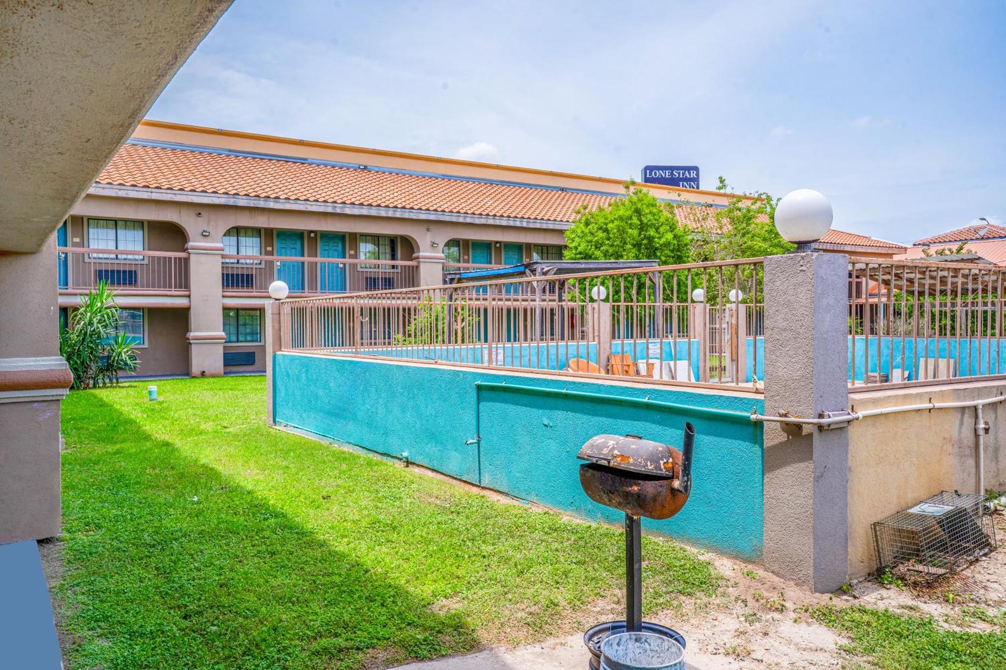 Lone Star Inn & Suites By Oyo Harlingen Tx Exterior photo
